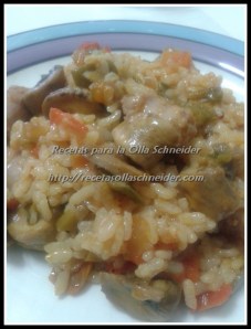 Arroz con verduras y salchichas